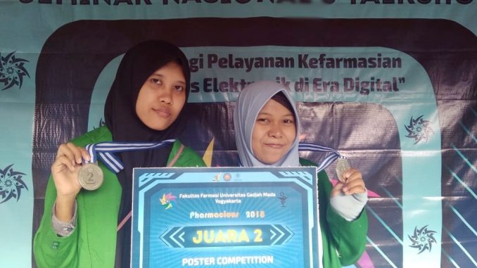 Gambar Dua Mahasiswi Farmasi UIN Alauddin Juara II Lomba Poster di UGM